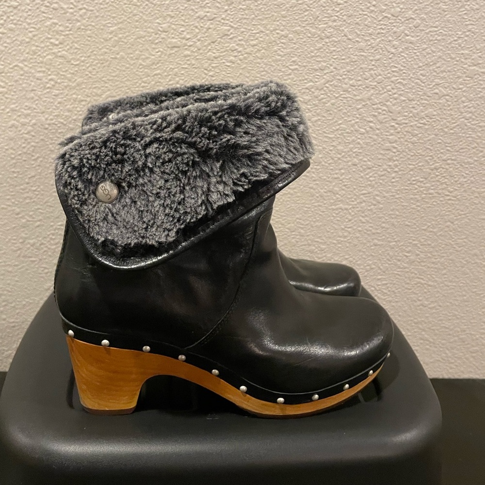 Ugg Lynnea Fold Over Leather Ankle Boots Size 8.Small strap in back missing